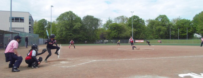 Am Muttertag traten bei noch leicht zu kühlen Temperaturen, aber trockenem Wetter die ETV Hamburg Knights zu ihren ersten Heimspielen auf dem Softballplatz an der...